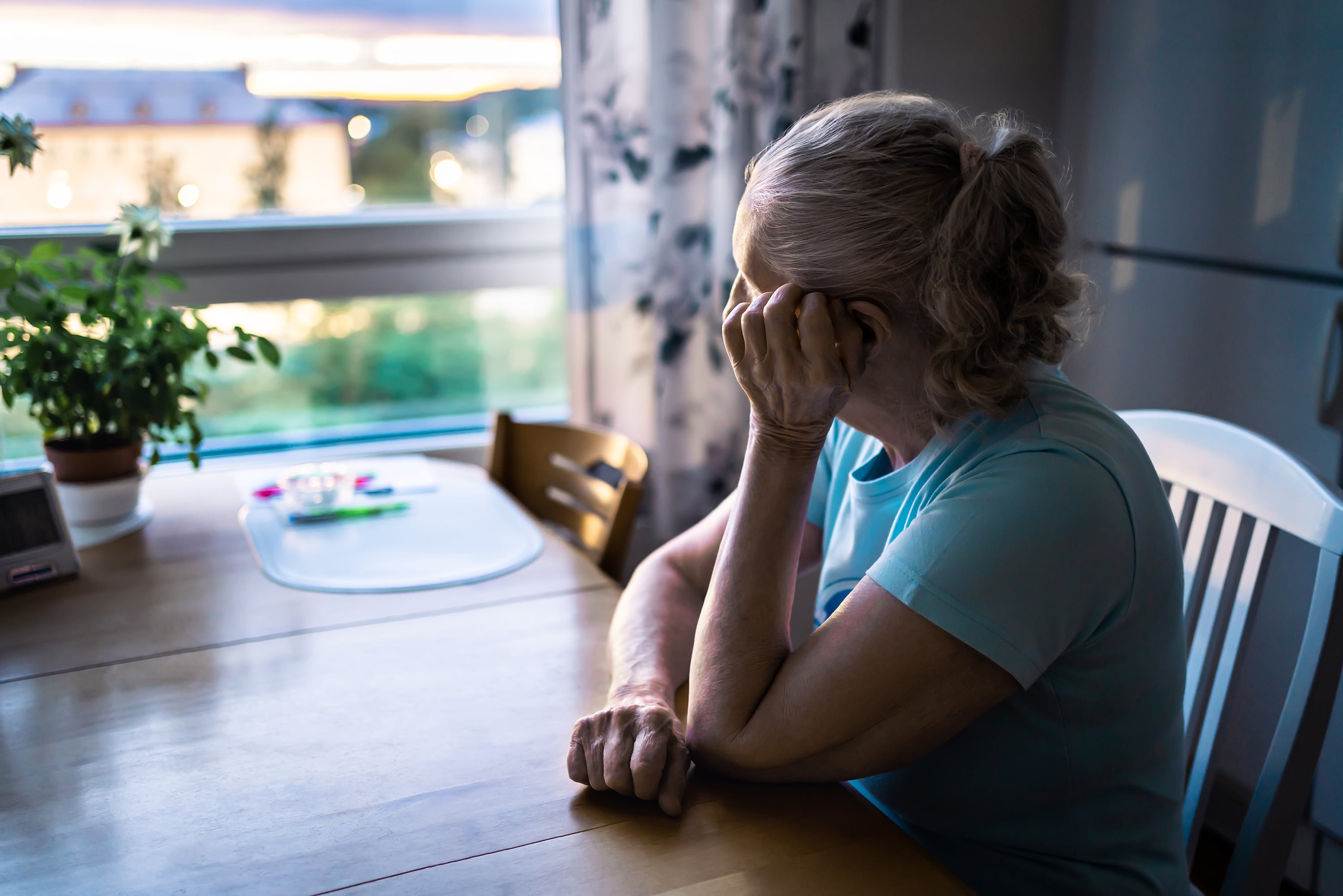 El Alzheimer genera rechazo, miedo y huida. La consecuencia es que la persona queda aislada, como si ya no estuviera ahí (AdobeStock)