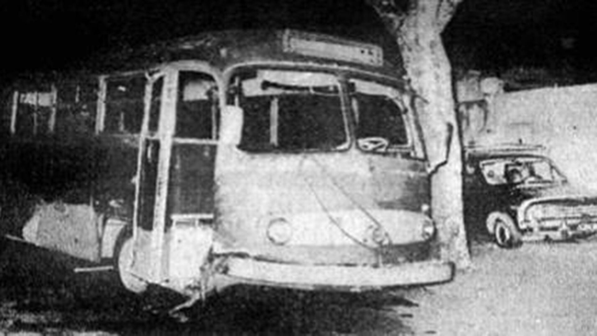 En primer plano, el micro policial. Volvía del estadio de Rosario Central