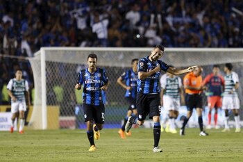 Camilo Sanvezzo, máximo goleador histórico del Club Querétaro festeja un tanto contra Santos Laguna. (Foto: Edgard Garrido/REUTERS)