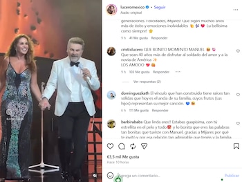Lucero, con un vestido largo de gala brillante, y Mijares, en esmoquin blanco con pajarita negra, se toman de la mano y sonríen en el escenario, él con un micrófono