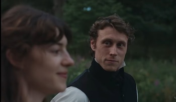 George MacKay también parte del elenco principal de “Sense and Sensibility”. (Captura de video)