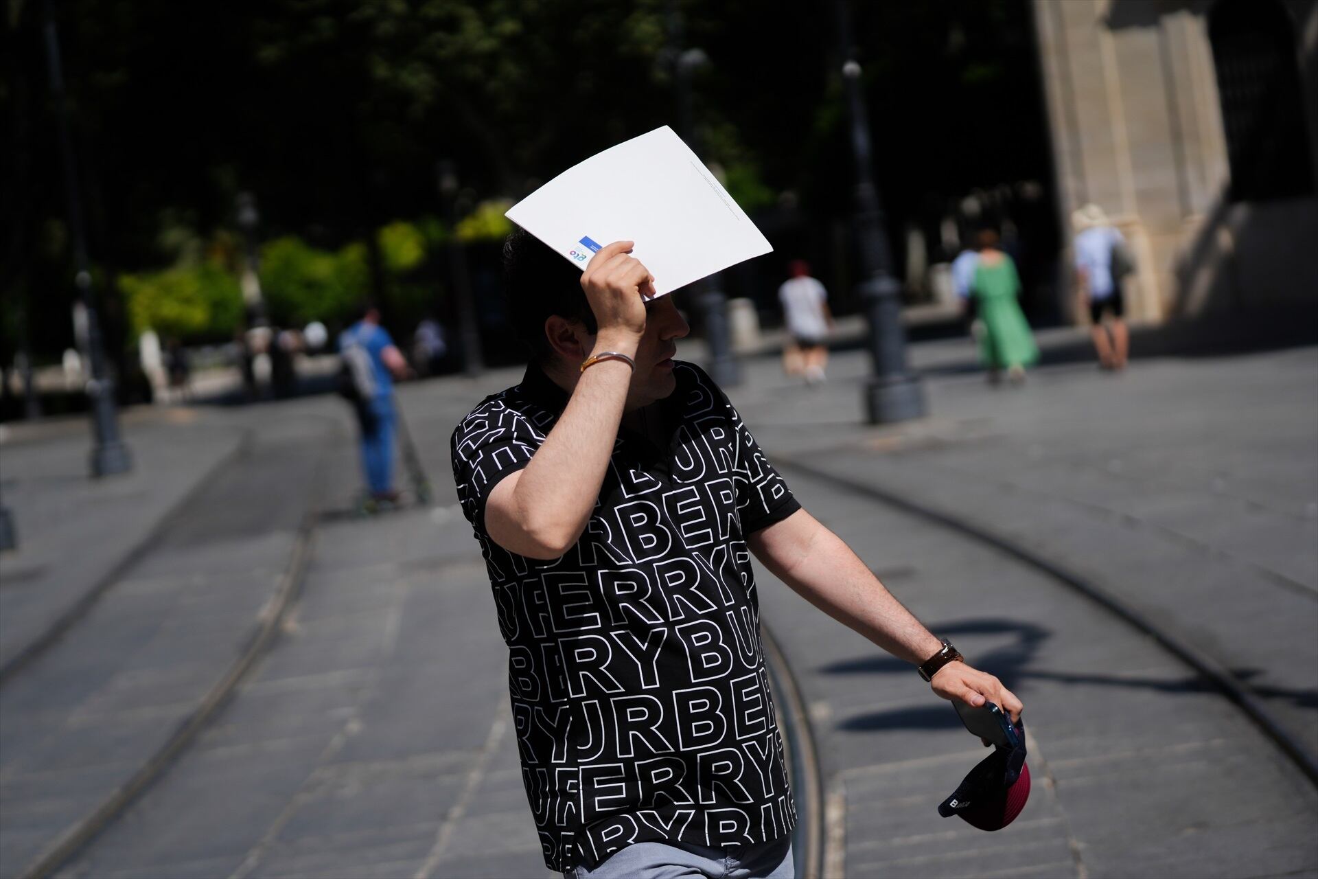 (Foto de ARCHIVO)Un hombre se protege del sol con una carpeta. A 28 de mayo de 2025, en Sevilla (Andalucía, España). (María José López / Europa Press)