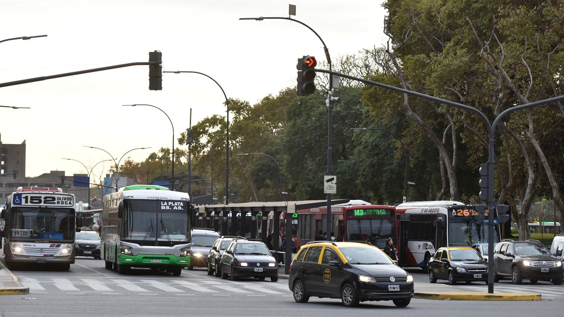 La demandante alegó haber sufrido una fractura en la rodilla por una caída en el colectivo, pero la Justicia desestimó su relato por falta de pruebas objetivas. (Foto de archivo)