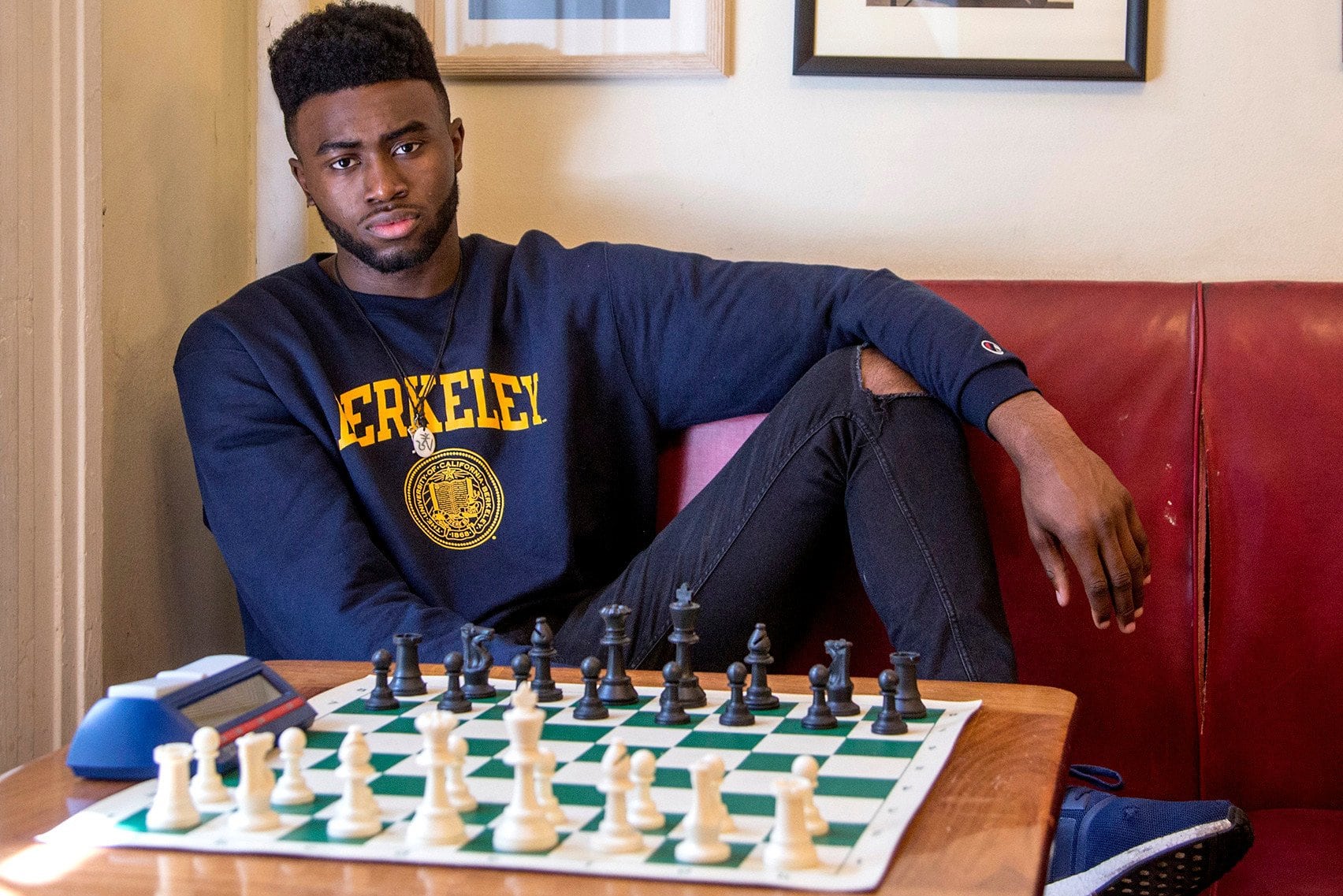 Jaylen Brown en su etapa como jugador de ajedrez en la universidad