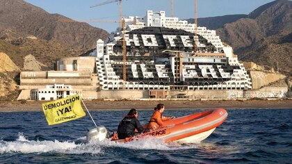 Los activistas de Greenpeace que pintaron El Agarrobico en 2014 se enfrentan a un juicio: “Es la promotora de este hotel ilegal a quien deben juzgar”