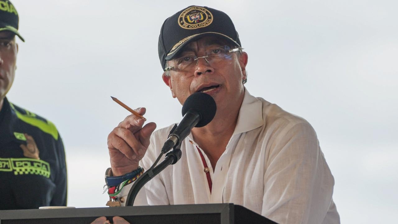 El presidente Gustavo Petro aseguró que un “asalto” consiste en dificultar que las personas tengan un sueldo suficiente para cubrir la canasta básica familiar - crédito Joel González/Presidencia de la República
