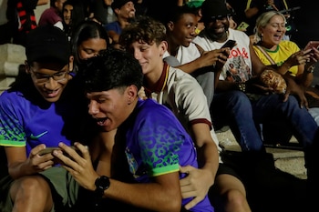Hinchas brasileños celebran en Río de Janeiro la convocatoria de Neymar al Mundial 2026, en un seleccionado golpeado por las lesiones de Rodrygo, Éder Militão y Estevao en los últimos meses. (AP/Bruna Prado)