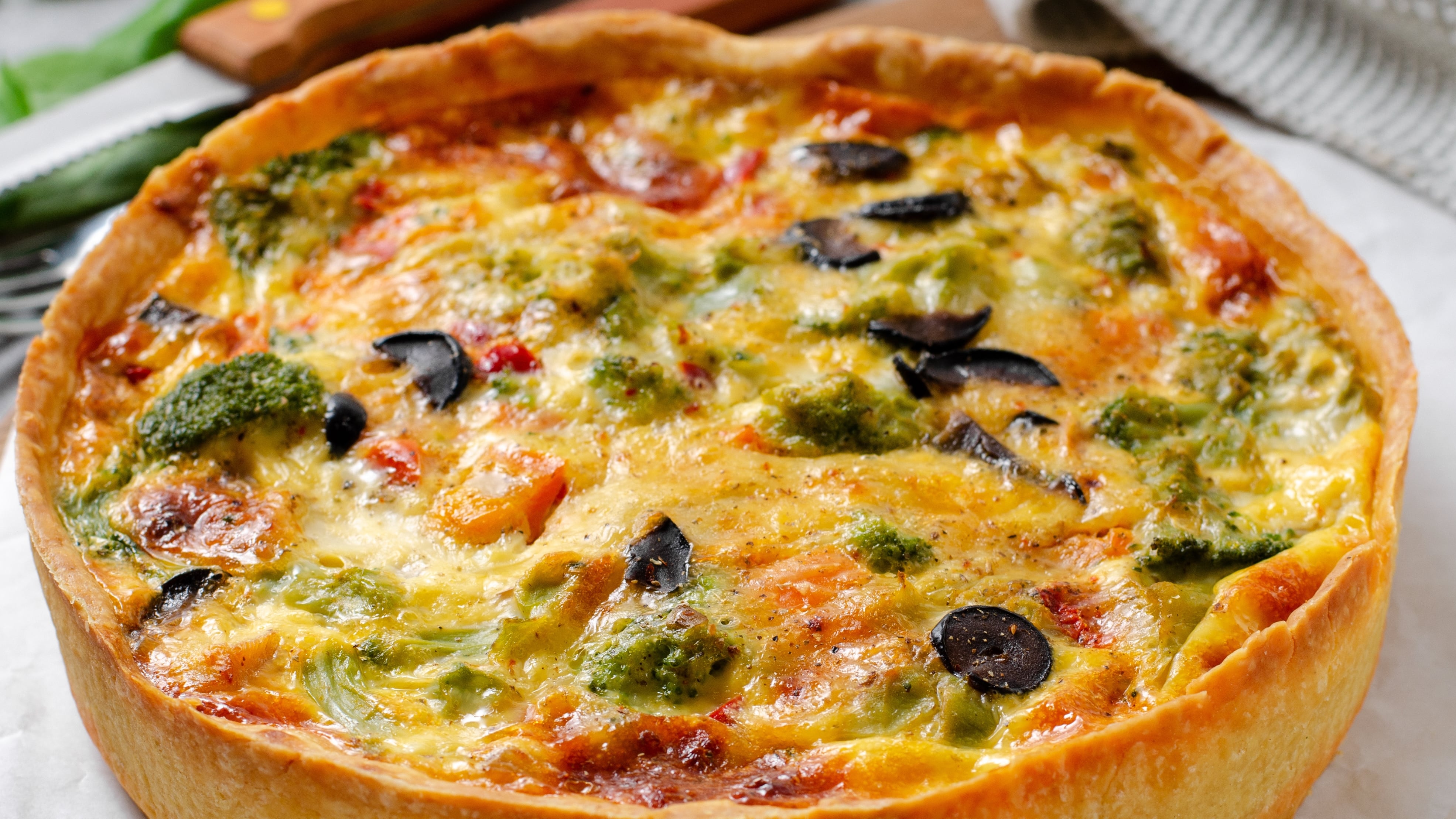 Tarta salada de pollo y verduras con base de hojaldre (Adobe Stock)