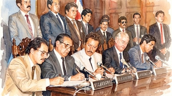 Pintura acuarela de once hombres con traje, sentados y de pie, en una sala con una mesa de madera, micrófonos y carteles de país.