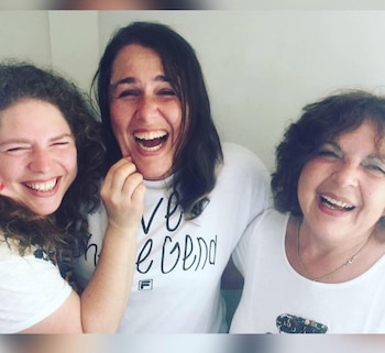 Malena Guinzburg junto a su