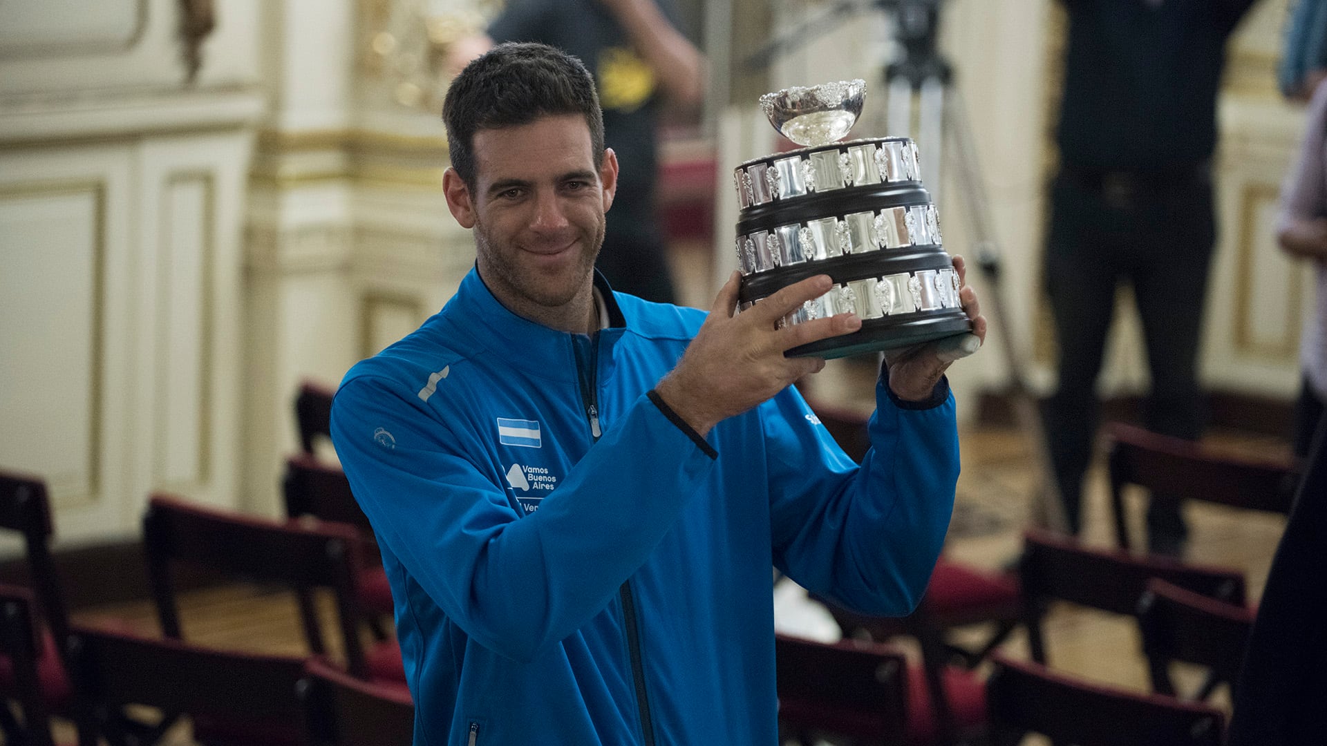 Del Potro con la réplica de la Copa Davis (Adrián Escandar)