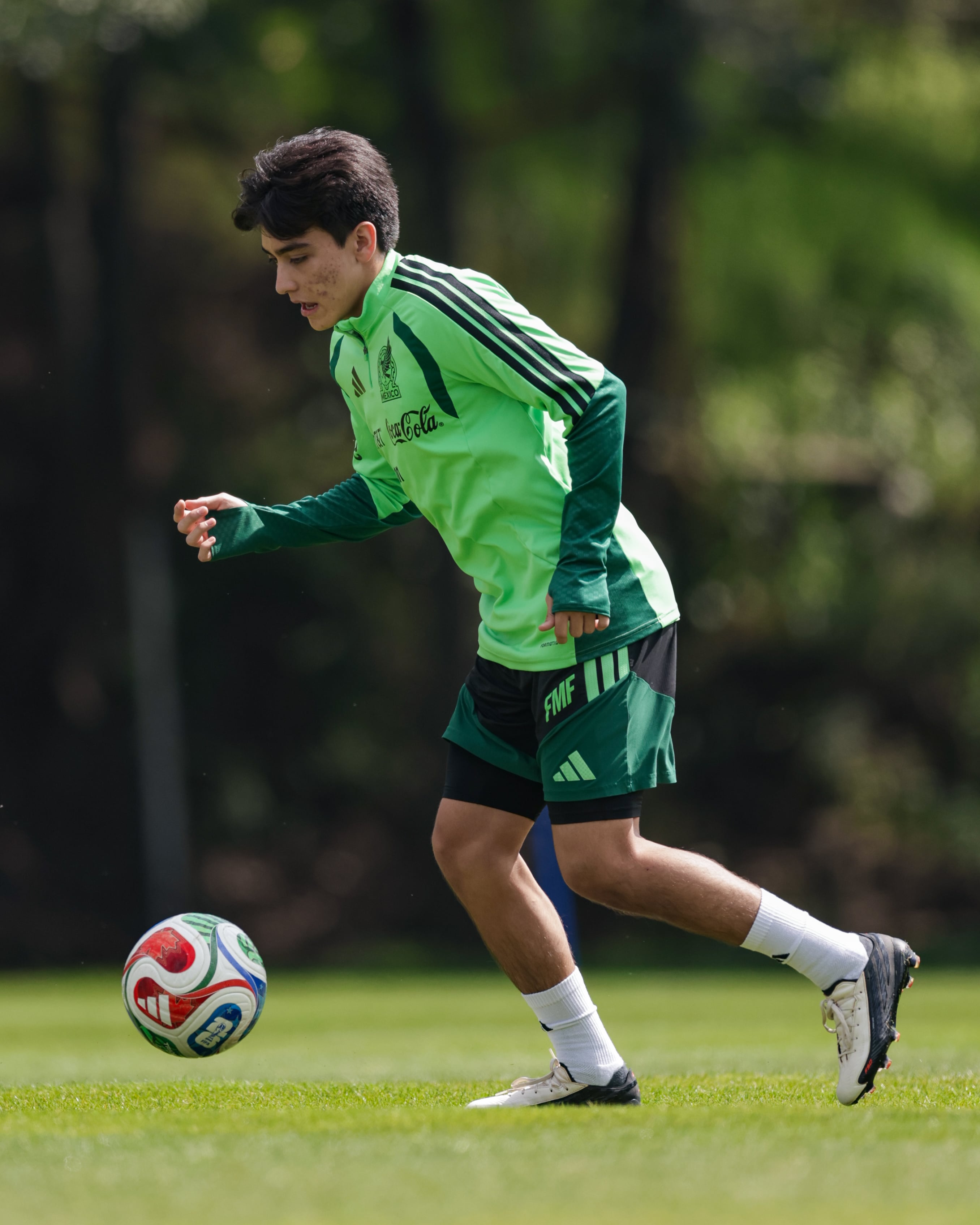 Gil Mora realiza ejercicios de control de balón durante la primera jornada de concentración de la Selección Mexicana. (Cortesía FMF)