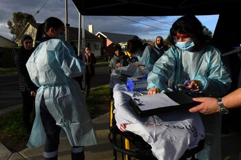 Profesionales sanitarios trabajan en un