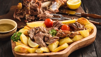 Cordero y papas, el plato