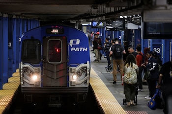 La nueva tarifa del PATH eleva el costo del viaje sencillo a USD 3,25, posicionando al sistema como el servicio ferroviario de tarifa plana más caro de la región (REUTERS/Jeenah Moon)