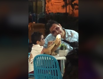 Padre y su hijo comparten