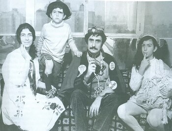 Foto familiar junto a quien