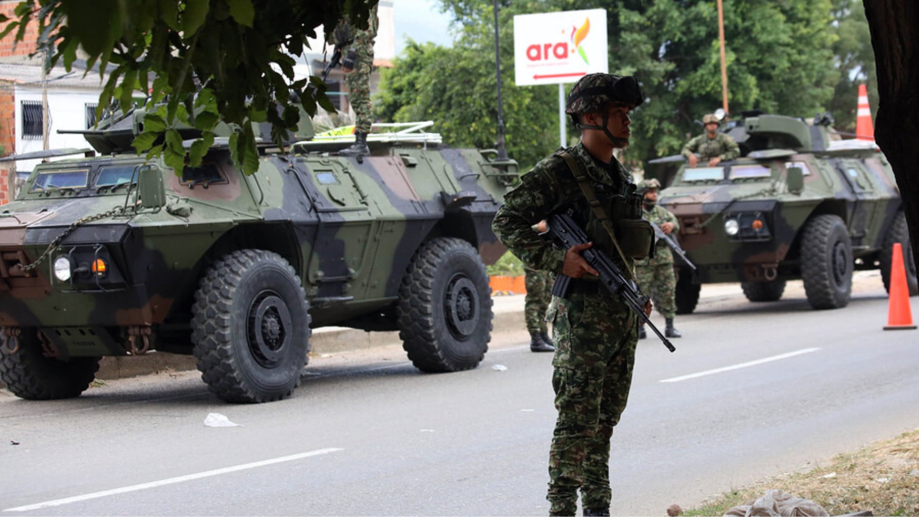 Soldados del Ejército Nacional patrullan el Catatumbo, una región afectada por disputas entre grupos armados ilegales y criminales - crédito Colprensa