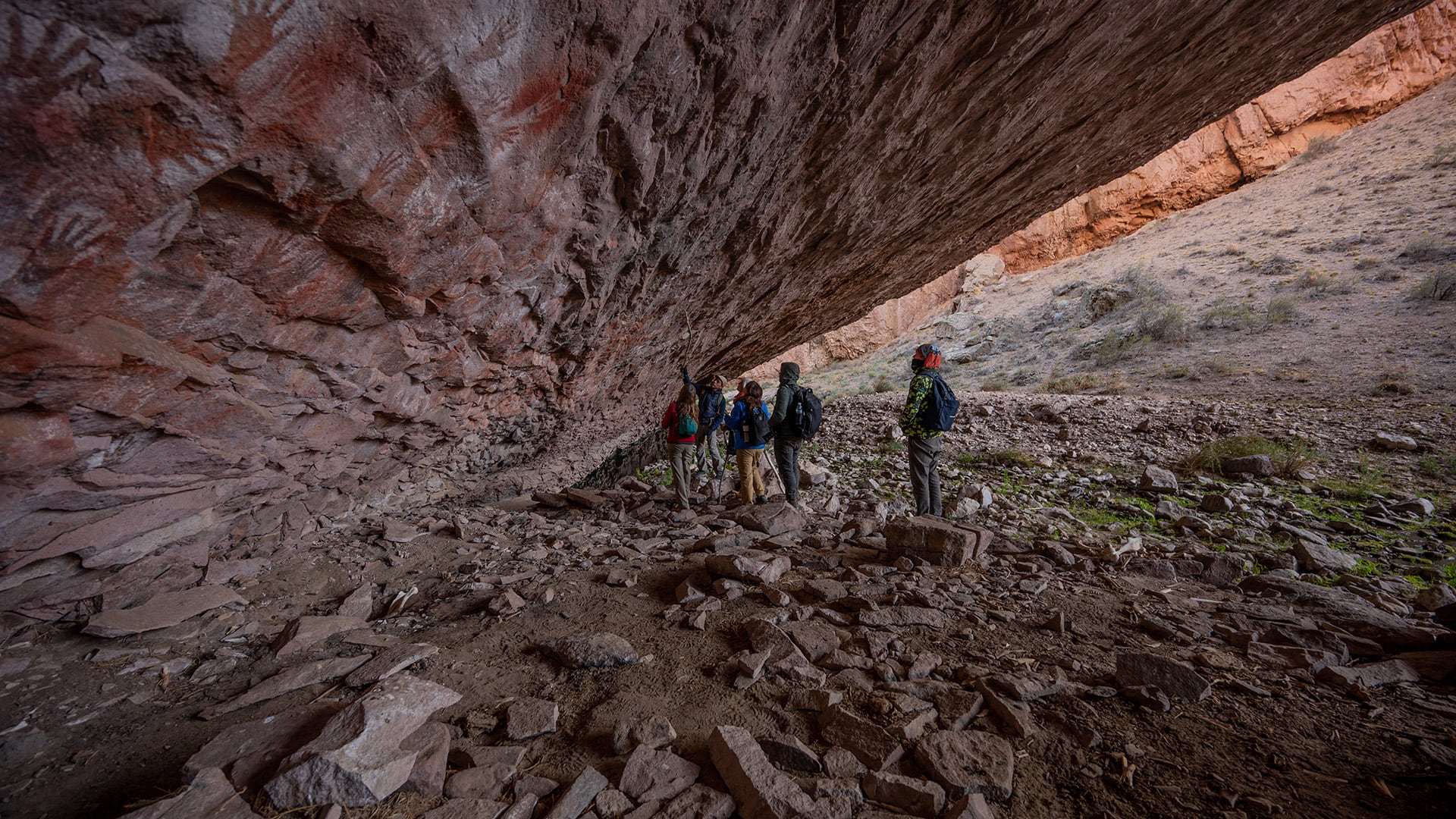 La pared posterior del alero, donde descansan las pinturas, se curva como si quisera envolver a los visitantes (Foto/Horacio Barbieri. Rewilding Argentina)