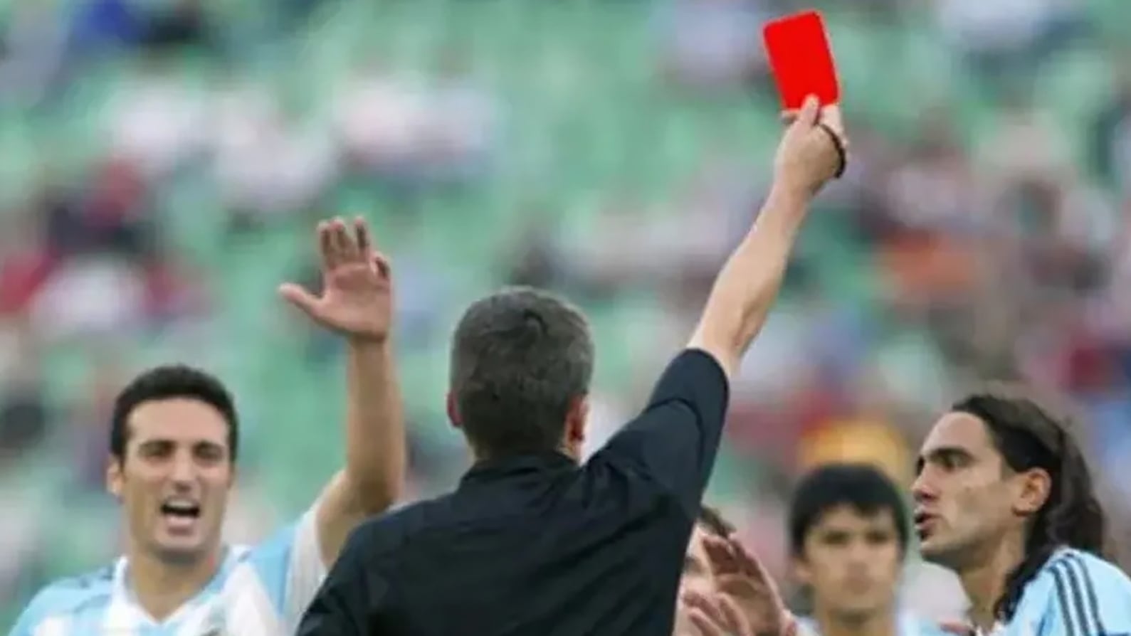 El instante en el que Merk le sacó la tarjeta roja al joven Lionel Messi de 18 años