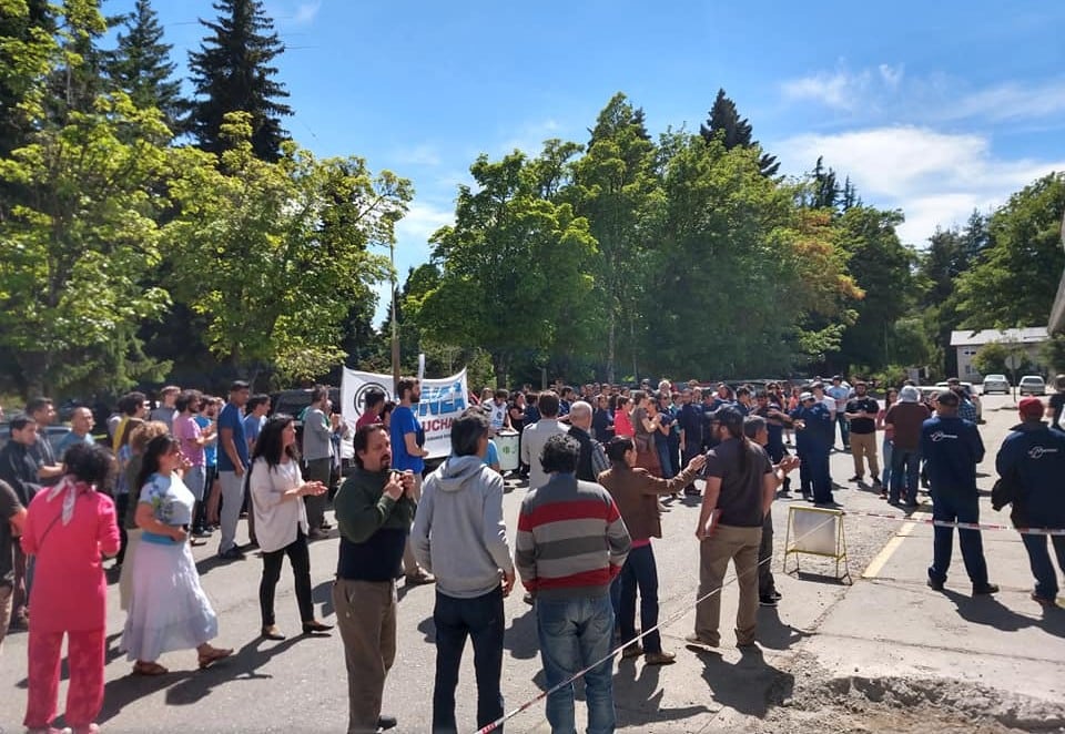 Protesta de empleados de limpieza del CNEA contra la empresa La Mantovana en Bariloche