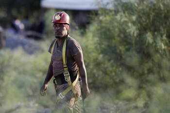 Tras cuatro días, diez personas continúan atrapadas al interior de un pozo, bajo una inundación de 34 metros (REUTERS/Luis Cortes)