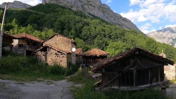 Virgilio enseña su cabaña en plena montaña asturiana (Hilu_aventura)