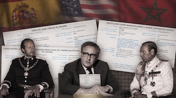 Fotografía con tres dirigentes en primer plano sobre varios documentos impresos y las banderas de España, Estados Unidos y Marruecos.