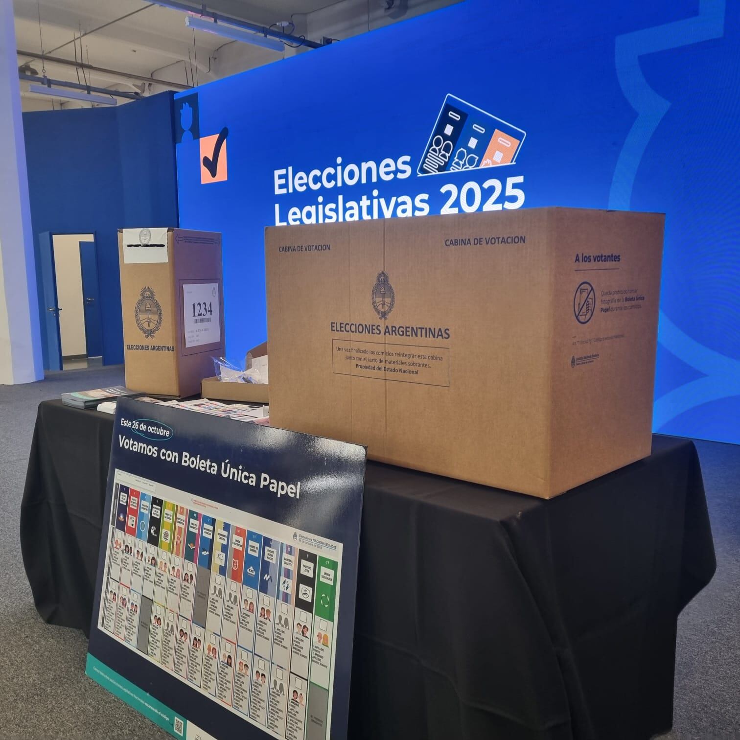 Ejemplares de la cabina de votación y la urna que se usará este año para votar