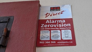 Securitas Direct tiene un año para cambiar todas sus placas en los edificios y debe pagar una sanción de 100.000 euros