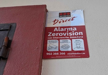 Placa de Securitas Direct con el número de teléfono que comienza con 902 (Facua)