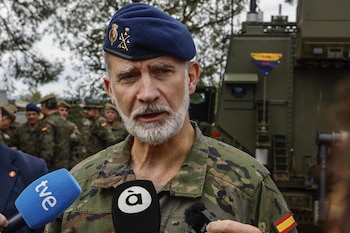 28/10/2026 El Rey Felipe VI asiste al ejercicio 'Grifo 2026' del Regimiento de Defensa NBQ 'Valencia' nº 1, en el Campo de Maniobras de la Base Militar Jaime I, a 28 de octubre de 2026, en Bétera, Valencia, Comunidad Valenciana (España). Del 20 al 29 de octubre de 2026 se desarrolla en diversas localidades de las provincias de Valencia, el ejercicio "Grifo 26", enfocado a mejorar la preparación de las unidades NBQ de la Fuerza Terrestre (FUTER) y del Mando de Canarias (MCANA) frente a la amenaza nuclear, biológica y química (NBQ).
POLITICA
Rober Solsona - Europa Press