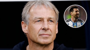 Un primer plano de Jurgen Klinsmann, con un recuadro circular de Lionel Messi sonriendo y vistiendo la camiseta de Argentina.