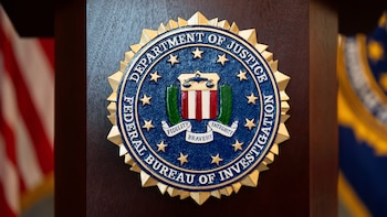 El sello del FBI en un atril antes de una conferencia de prensa en la oficina de campo de Portland, Oregon (AP Foto/Jenny Kane, Archivo)