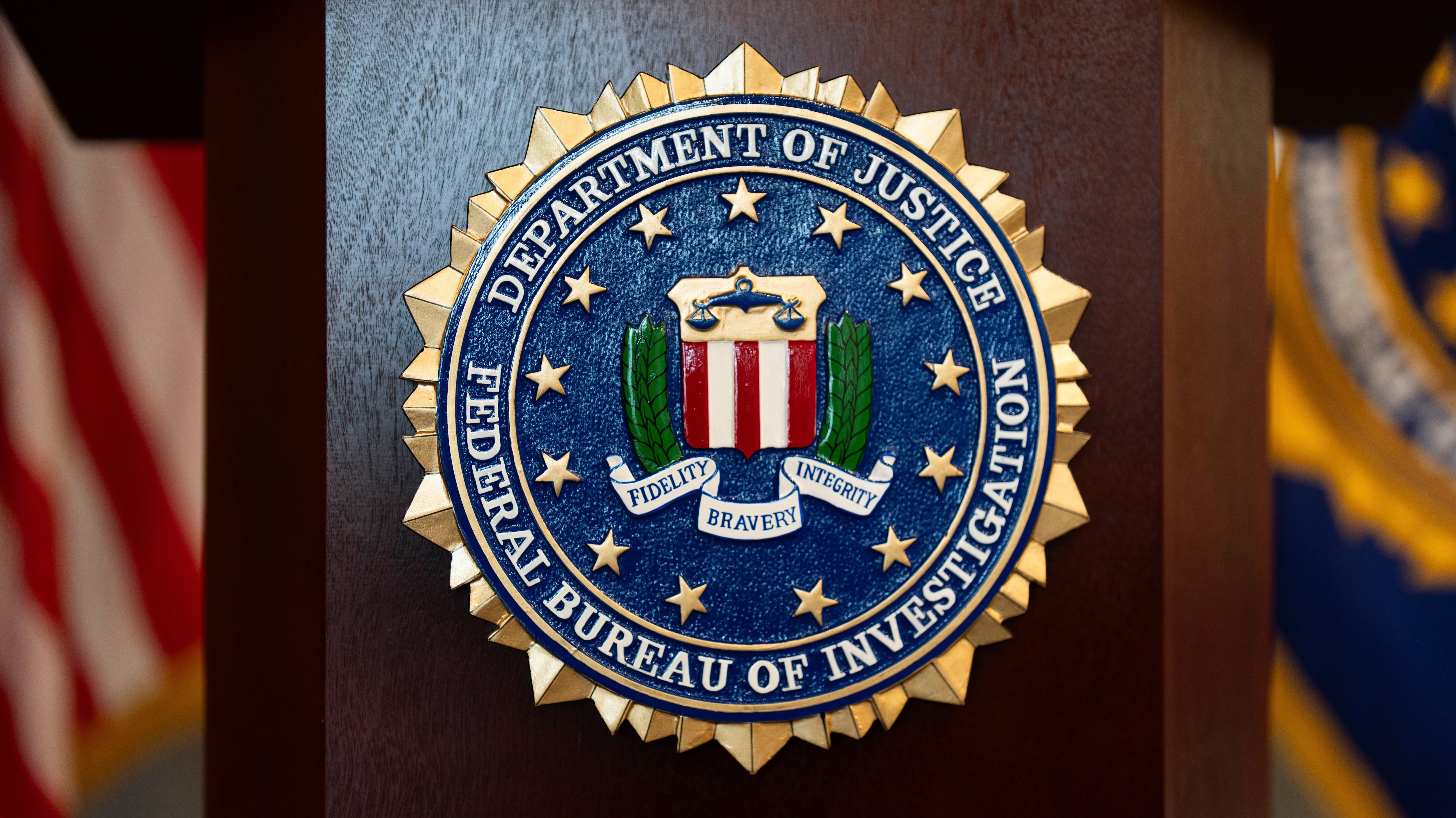 El sello del FBI en un atril antes de una conferencia de prensa en la oficina de campo de Portland, Oregon (AP Foto/Jenny Kane, Archivo)