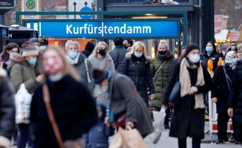 FOTO DE ARCHIVO: Personas con mascarillas protectoras caminan en el bulevar comercial Kurfurstendamm, en medio del brote de la enfermedad por coronavirus (COVID-19) en Berlín, Alemania, el 5 de diciembre de 2020. REUTERS / Fabrizio Bensch / Archivo