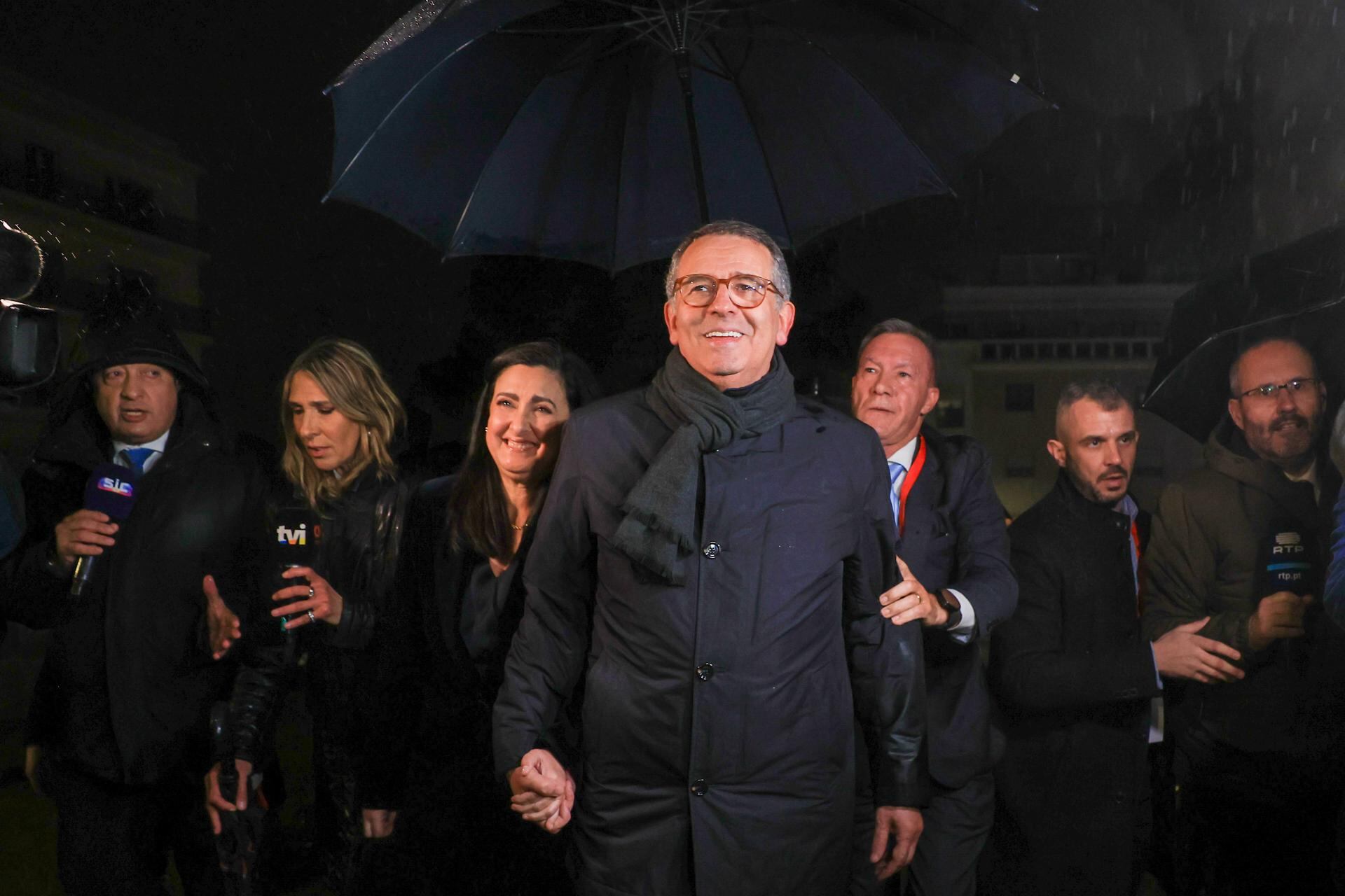 El candidato presidencial Antonio José Seguro celebra la victoria en la segunda vuelta de las elecciones presidenciales portuguesas (EFE/EPA/JOSE COELHO)