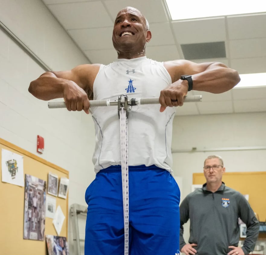 El volante de inercia permite realizar sentadillas, peso muerto y remo ergométrico en el espacio