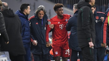 Hans-Wilhelm Müller-Wohlfahrt, médico del Bayern Munich, asistió a Kingsley Coman tras sufrir una espeluznante lesión en el partido ante Tottenham de la Champions League (AFP)