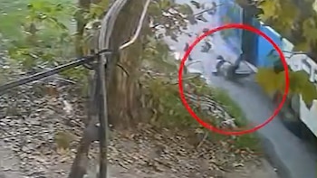 Un niño de 5 años quedó atrapado por la puerta de un colectivo y fue arrastrado durante una cuadra