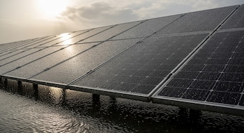 Paneles solares - lluvias - energía - tecnología - 12 de abril