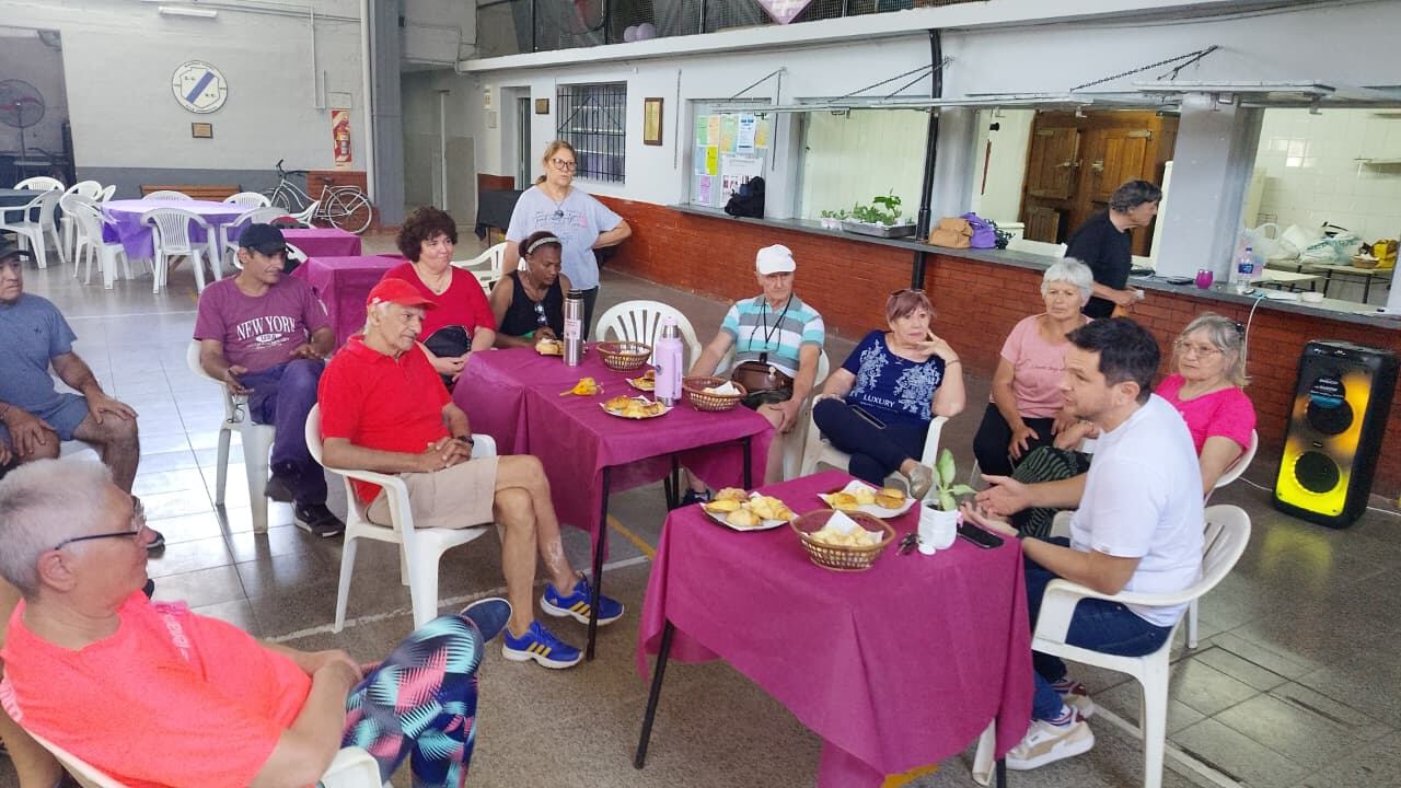 El anuncio fue realizado durante una visita a la Sociedad Vecinal de Villa Carmencita