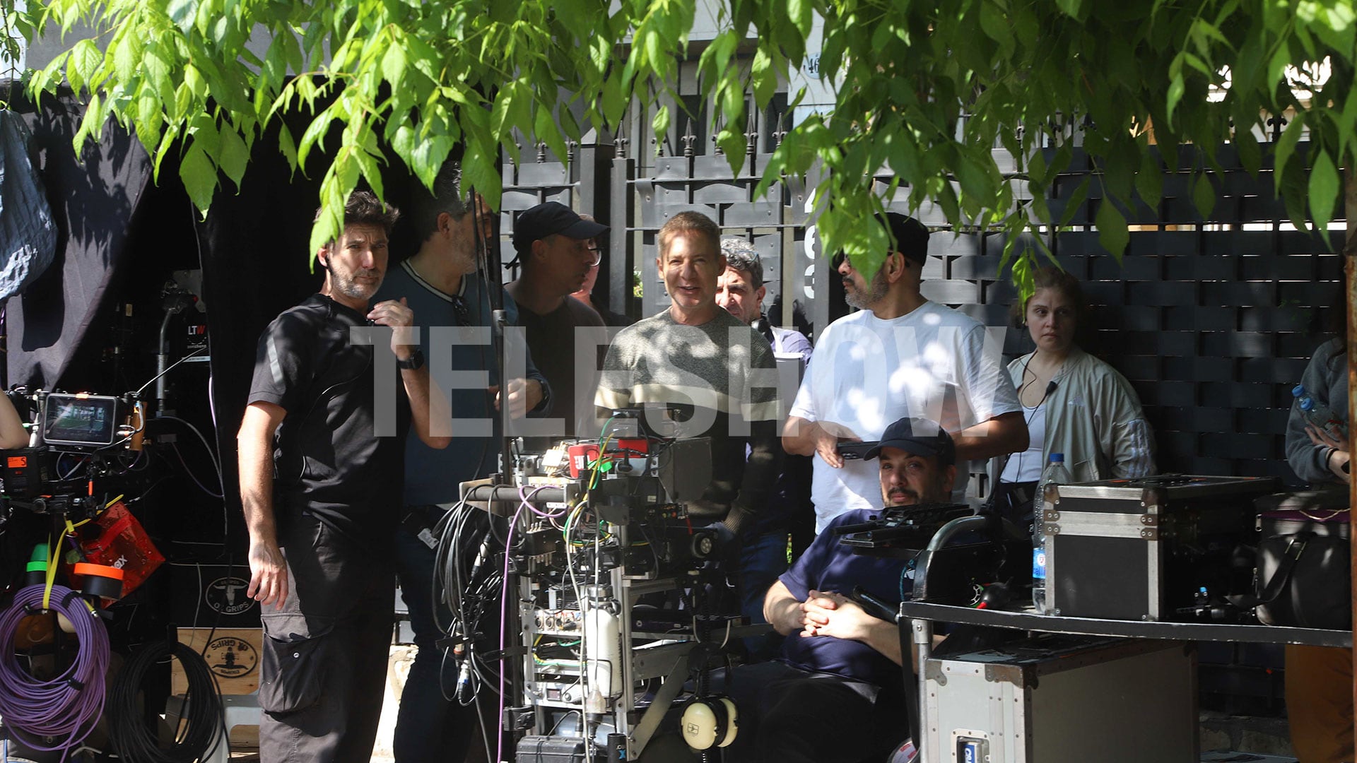 Adrián Suar junto al equipo técnico en un alto de la filmación