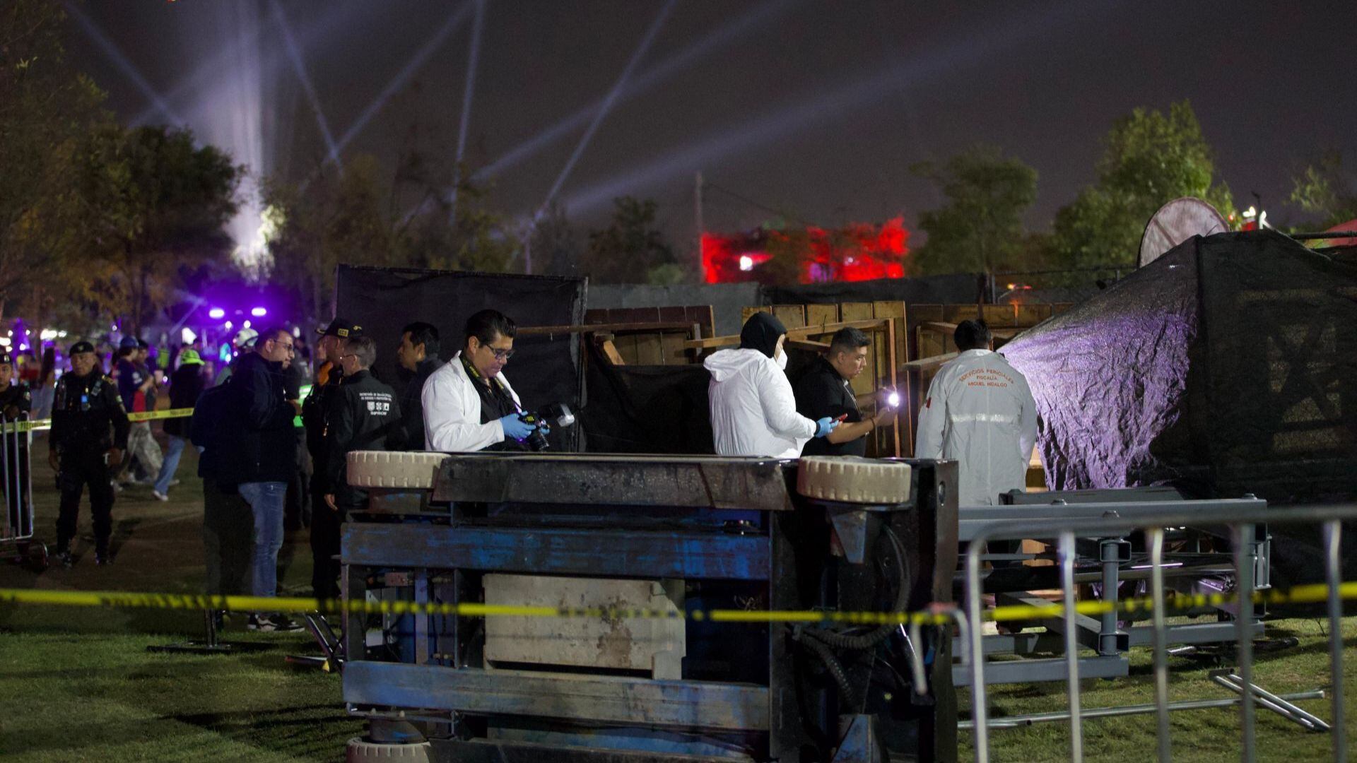 CIUDAD DE MÉXICO, 05ABRIL2025.- Peritos de la Policía de Investigación de la FGJCDMX laboran en el lugar donde esta tarde una estructura colapsó y cayó sobre dos personas que se encontraban en el festival AXE Ceremonia en el Parque Bicentenario. El hecho ocasionó la muerte de una mujer y un hombre que habían sido trasladados al hospital Rubén Leñero. FOTO: CUARTOSCURO.COM
