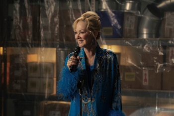 Esta imagen difundida por HBO muestra a Jean Smart en una escena de "Hacks". (HBO via AP)