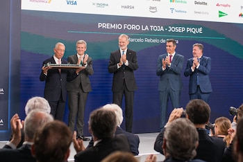 01/10/2026 El Rey Felipe VI entrega el Premio Foro La Toja - Josep Piqué al expresidente de la República Portuguesa, Marcelo Rebelo de Sousa, durante la inauguración del Foro La Toja, a 1 de octubre de 2026, en O Grove, Pontevedra, Galicia (España). El Foro La Toja - Vínculo Atlántico es un reconocido espacio de debate y reflexión anual enfocado en la defensa de la democracia liberal, el vínculo atlántico y la cooperación internacional. Fundado en 2019 por iniciativa de Josep Piqué, Amancio López Seijas y el Grupo Hotusa, reúne a destacados líderes políticos, empresariales, académicos y representantes de la sociedad civil en la Isla de La Toja.
POLITICA
Elena Fernández - Europa Press