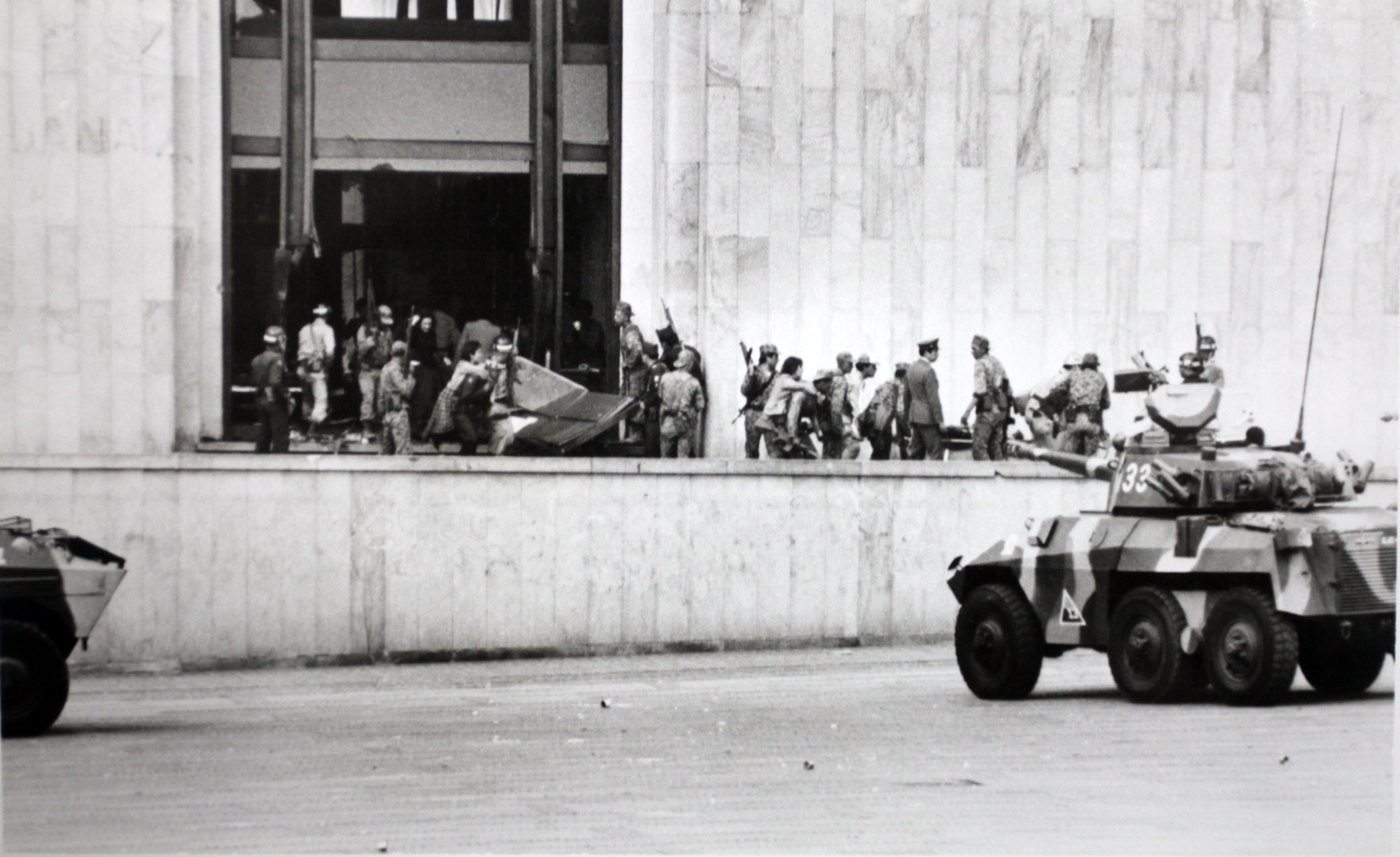 Este fue el momento en que el Ejército se disponía a ingresar al Palacio de Justicia usando carro-tanques en la entrada principal - crédito Colprensa
