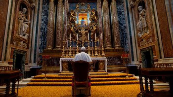El papa frente al icono