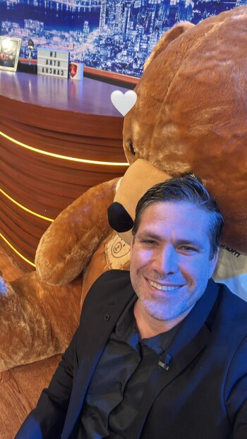 Paco Bazán sorprendido al recibir