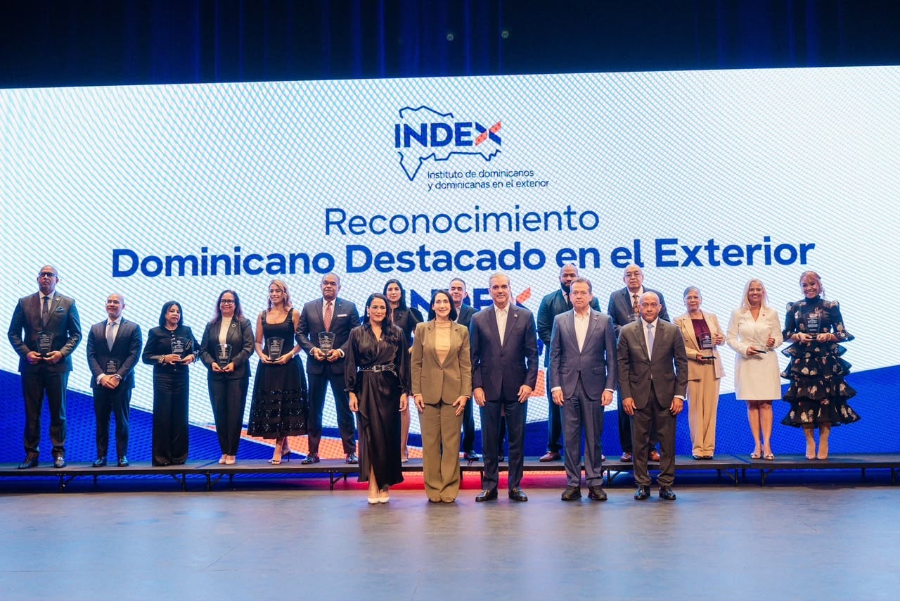 El presidente de la República Dominicana, Luis Abinader, junto a los homenajeados quienes desarrollan tareas en salud, educación, tecnología, arte, negocios, servicio público y trabajo comunitario. Foto: Presidencia de República Dominicana.